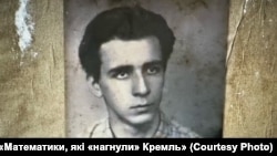 На фото молодий Леонід Плющ. Кадр з фільму Матьє Шварца «Математики, які «нагнули» Кремль»