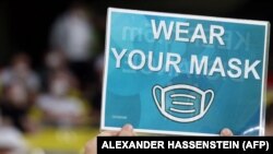 A maszk viselésére felhívó tábla a labdarúgó Európa-bajnokság német–magyar mérkőzése előtt a müncheni Allianz Arenában 2021. június 23-án