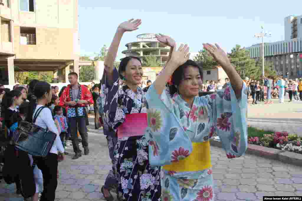 В фестивале активное участие приняли и жены дипломатов, японские волонтеры и местные активисты.