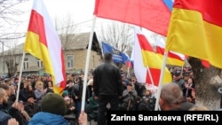 Штабисты Анатолия Бибилова призвали сторонников погулять у здания правительства после восьми часов вечера.