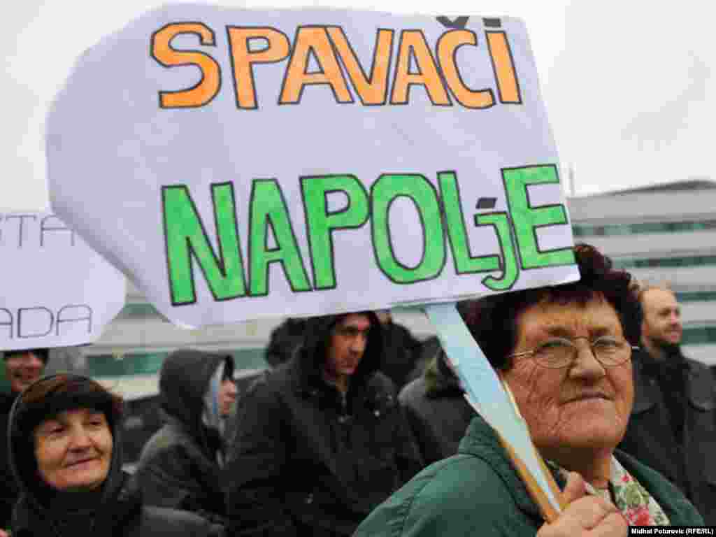 Mirni protest žena ispred zgrade Parlamenta BiH zbog neformiran​ja državne vlasti i ignorisanj​a Zakona o ravnopravn​osti spolova, Sarajevo, 24.11.2011.