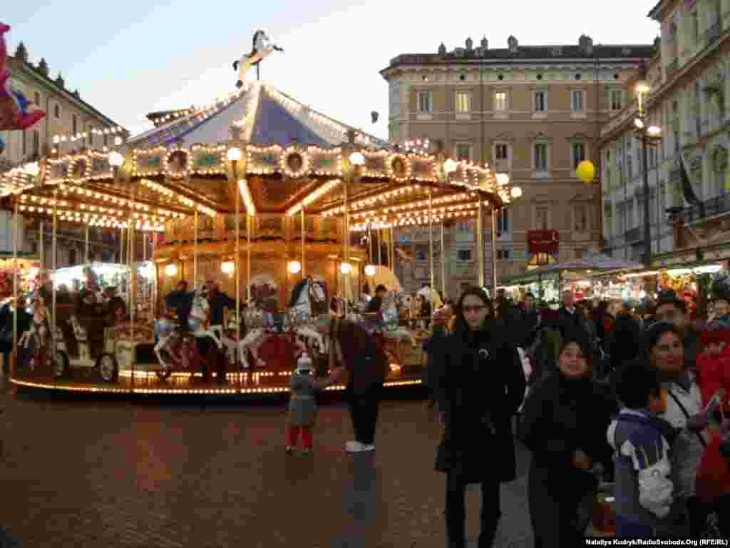 Найбільший і найдавніший різдвяний ярмарок у Римі на площі Навона. Це улюблене місце розваг для дітей і дорослих, які не оминають веселої каруселі. Ярмаркові майже 100 років
