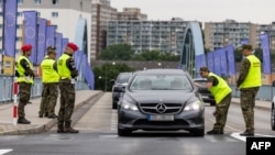 Poliția de frontieră poloneză face controale la granița cu Germania, la punctul de trecere a frontierei din Slubice. 7 iulie 2025.