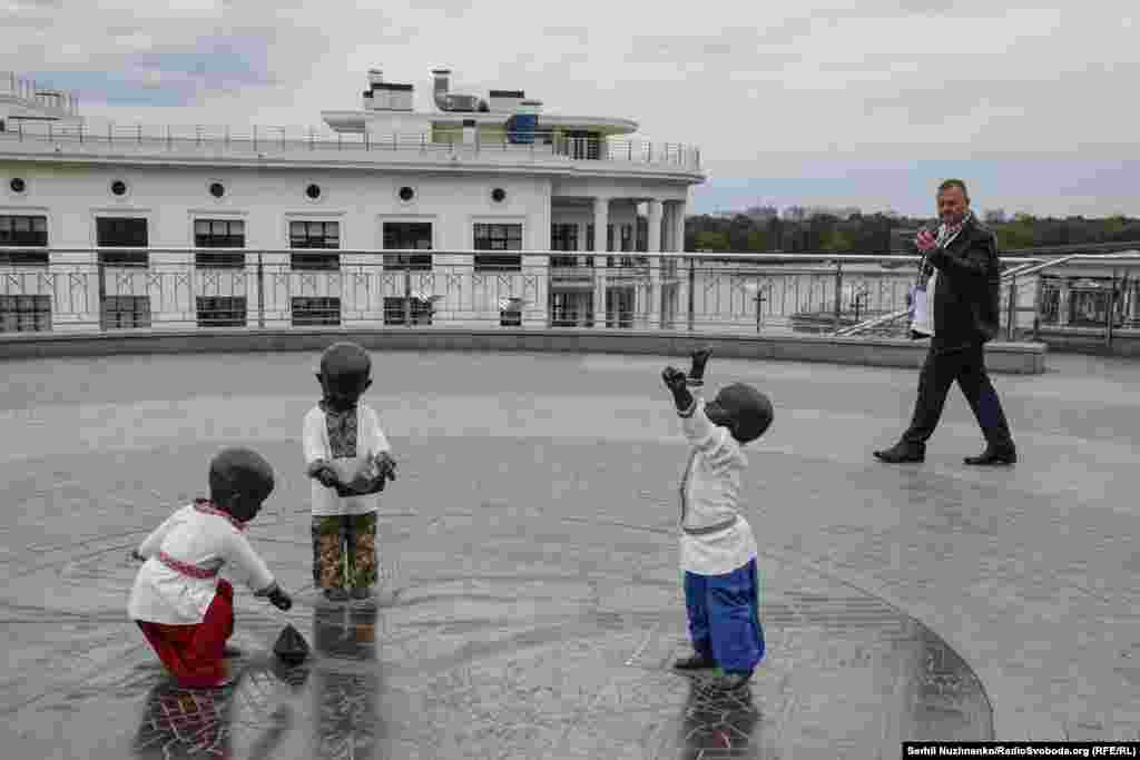 Скульптурну композицію «Діти, що пускають кораблики» або «Діти – засновники Києва» біля Річкового вокзалу на Поштовій площі, також переодягнули до Дня вишиванки