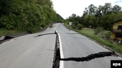 Doboj, oštećeni put nakon klizišta