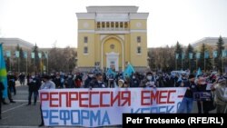 Люди на митинге в центре Алматы. 31 октября 2020 года.