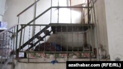 Бездомный в подъезде многоэтажного дома в Ашхабаде (архивное фот)