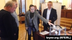 Ялтинские депутаты отправили в отставку главу городского совета Валерия Косарева, 11 ноября 2016 года 