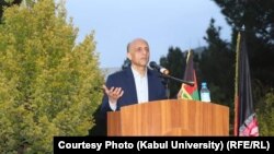 Кабул университетинин мурдагы ректору Мухаммад Осман Бабури студенттердин алдында сүйлөп жатат, 22-сентябрь, 2021-жыл. 