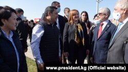 Акцияга президент, БУУ өкүлү, БШК жетекчилиги жана элчилер катышышты.