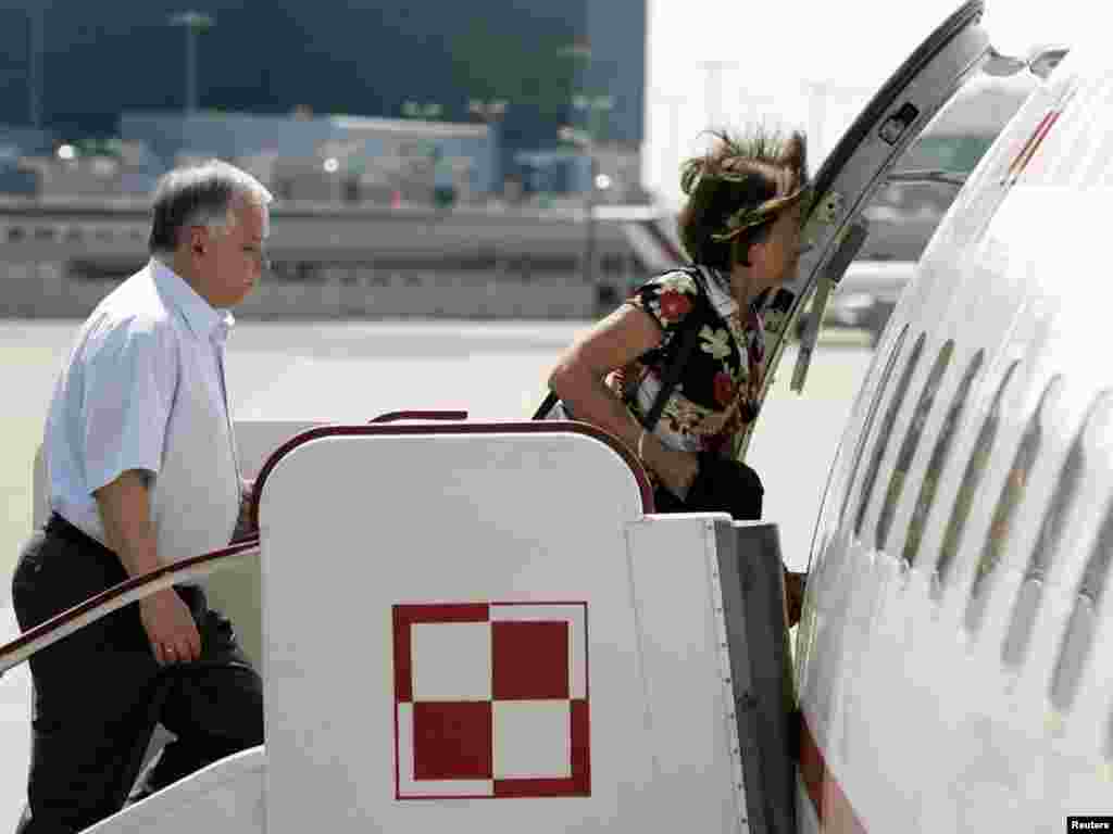 Президент Польши Лех Качинский и его жена Мария садятся на самолет ТУ-154 в Варшаве, 16 июля 2007 