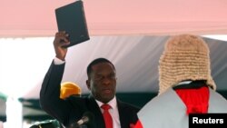 Еммерсон Мнангагва складає присягу президента Зімбабве