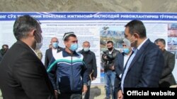  Өзбекстандын Фергана облусунун акими Хайрулло Бозоров Сох анклавынын тургундары менен жолугушуу учуру. 2020-жылдын 10-октябры.