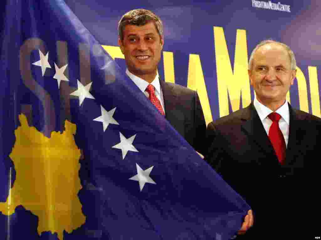 Kryeministri Hashim Thaçi dhe presidenti Fatmir Sejdiu - Caption: epa01258712 Kosovo's Prime Minister Hashim Thaci (L) and Kosovo's President Fatmir Sejdiu present the new Kosovo flag during a press conference in Pristina, Kosovo on 17 February 2008
