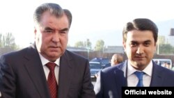 Президент Таджикистана Эмомали Рахмон (слева) и его сын Рустам Эмомали. 25 декабря 2015 года.