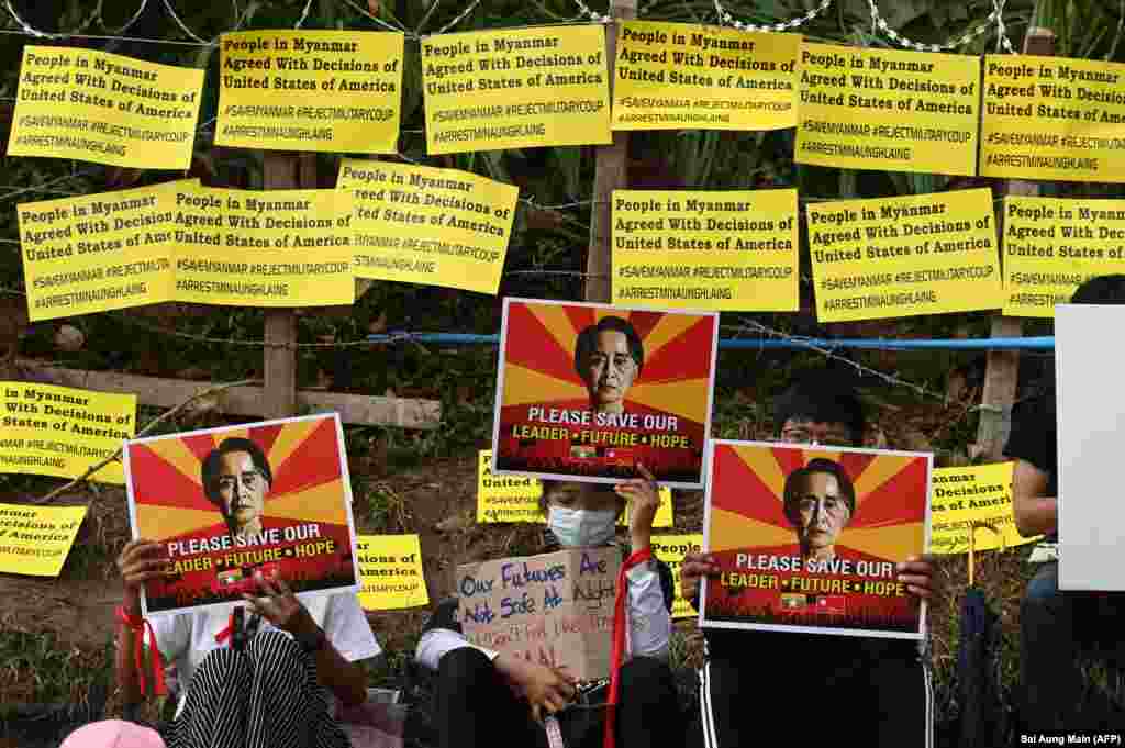 Протестувальники тримають плакати із зображенням затриманої лідерки М&#39;янми Аун Сан Су Чжі і вимагають її звільнення під час демонстрації проти військового перевороту перед посольством США в Янгоні, М&#39;янма, 16 лютого 2021 року