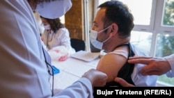 Vaksinimi kundër koronavirusit i punëtorëve të Klinikës Infektive të QKUK-së. Prishtinë, 30 mars, 2021.