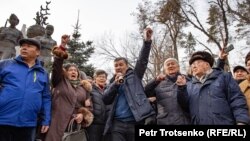 "Демократиялық партия" құруды көздеген бастама тобының жақтастары Алматыда митинг өткізіп жатыр. 22 ақпан 2020 жыл.