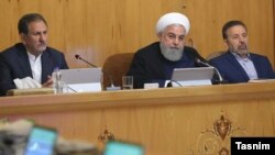 حسن روحانی (نفر وسط) همراه با اسحاق جهانگیری (چپ)، معاول اول رئیس‌جمهوری ایران، و محمود واعظی.