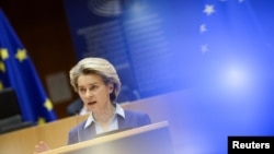Ursula von der Leyen beszél Brüsszelben, 2021. február 10-én.