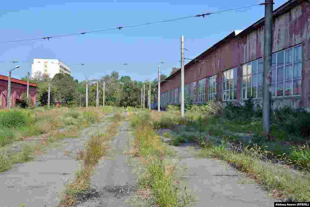 Трамвайный парк нынче пустует и зарастает травой.&nbsp;Алматы, 9 августа 2016 года.