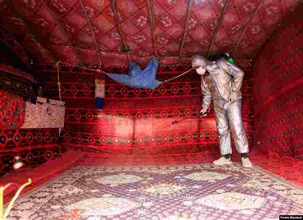 Afganistan: Un voluntar dezinfectează interiorul unei case improvizate, pe fondul măsurilor de prevenire a răspândirii coronavirusului, Jalalabad.(Reuters/Parwiz)
