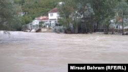 Nabujala rijeka i dalje prijeti kućama i drugim objektima u Drežnici između Mostara i Jablanice, 4. 10. 2024.