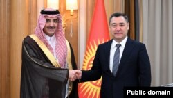 Садыр Жапаров (солдо) Сауд өнүктүрүү фондунун аткаруучу директору Султан Абдурахман Аль-Маршад менен. Эр-Рияд. 11-ноябрь, 2024-жыл.