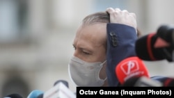 Cabinetul Cîțu menține restricțiile legate de proteste, în timp ce relaxează măsurile legate de prezența pe stadioane, la nunți sau botezuri. Imagine generică cu Florin Cîțu din 2021. 