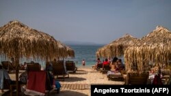 Kérdés, hogyan utazhatnak majd például Görögországba azok, akiket kínai vagy orosz vakcinával oltottak be.