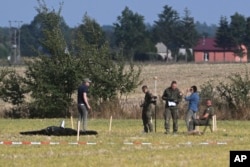 Військова поліція шукає уламки дронів. Надвечір середи у Польщі знайшли місце падіння вже 10 російських безпілотників, які вночі залетіли у повітряний простір країни – це приблизно половина від загальної кількості російських дронів, що залетіли в авіапростір члена НАТО.
