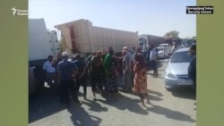 Жители Каракалпакстана, оставшись без поливной воды, перекрыли магистральную дорогу