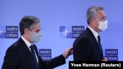 Энтони Блинкен (слева) и Йенс Столтенберг - госсекретарь США и генеральный секретарь НАТО озабочены концентранцией российских войск вдоль границы с Украиной и в аннексированном Россией Крыму