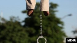 کشتن مجرم در ملاء عام و در برابر چشمان کنجکاو عابران دهه ها و در برخی موارد قرن هاست که در بسياری از کشورهای جهان، عملی مذموم و متروک به شمار می رود.