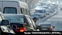 Машин с каждым днем в столице становится больше, а места для передвижения, соответственно, меньше. Ежедневно по Тбилиси передвигается полмиллиона машин