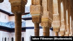 Coloanele din Curtea Leilor în Palatul Alhambra, Granada, Spania.