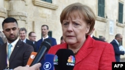 Cancelarul Angela Merkel răspunzînd întrebărilor presei astăzi la sosirea în Malta