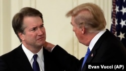 Gjykatësi Brett Kavanaugh dhe presidenti amerikan, Donald Trump.
