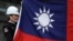 Peking tretira Tajvan kao svoju odmetnutu provinciju, dok Tajvan sebe doživljava kao suverenu državu. (Foto:Vojna počasna garda drži tajvansku nacionalnu zastavu u Tajpeju)