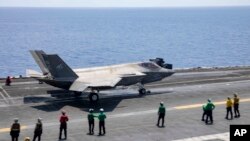 تصاویر منتشر شده توسط نیروی دریایی ایالات متحده نشان می‌دهد که وینسون در روزهای اخیر مشغول آماده‌سازی تسلیحات و به پرواز درآوردن جت‌های جنگنده اف-۳۵ و اف/ای-۱۸ از روی عرشه خود بوده است