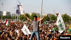 Pristalice kurdske stranke HDP slave u Dijarbakiru