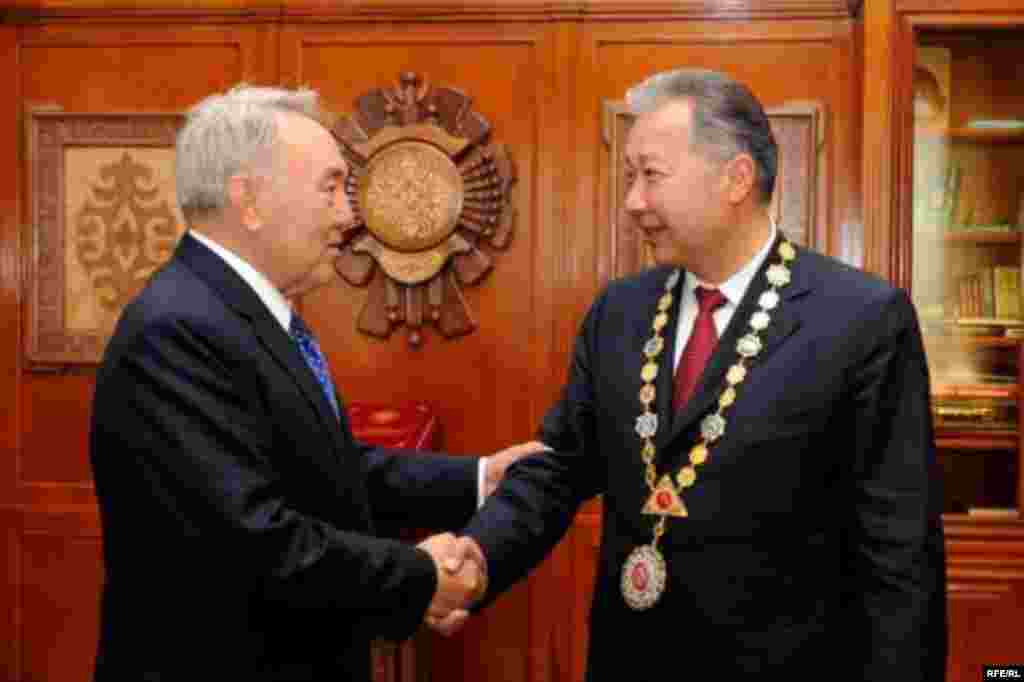 Аземге ардактуу конок катары Казакстандын Президенти Нурсултан Назарбаев катышып, К. Бакиевди куттуктап сөз сүйлөдү. - Kyrgyzstan - Presidential Inauguration ceremony in Bishkek. 02Aug2009