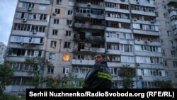 По данным Воздушных сил ВСУ, в ночь на 24 мая армия РФ нанесла удар по Украине с применением 14 баллистических ракет и 250 дронов. На фото – последствия атаки в Киеве