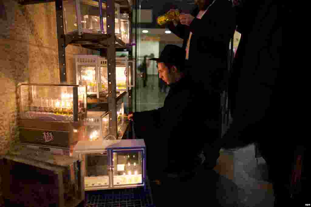 Заповідь запалювати свічки &ndash; обов&#39;язкова для всіх. Якщо у людини немає грошей, вона повинна або зайняти їх або продати щось, щоби купити олію або свічки для світильника