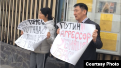 Гражданский активист Нурлан Карымшаков с супругой Гульзаной Имаевой пикетируют у Посольства России в КР. 27 марта 2019 г. (Фото взято с фейсбук-страницы Карымшаковых).