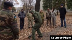 Куйдо Кюлм (крайній праворуч) на тренуваннях батальйону «Азов»