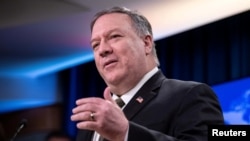 Secretarul de stat american Mike Pompeo la o conferință de presă la Departamentul de Stat, aprilie 2020.