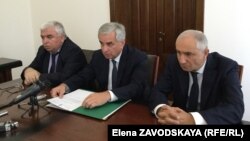 Слева направо: вице-премьер Даур Аршба, президент Рауль Хаджимба и премьер-министр Валерий Бганба