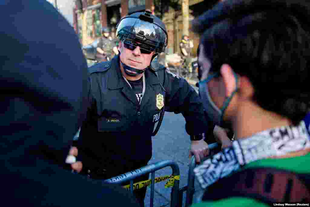 Kapiteni i Departamentit Policor në Sietëll, Bryan Grenon dëgjon protestuesit, të cilët kundërshtojnë atë që e konsiderojnë brutalitet të policisë ndaj George Floyd.