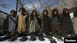 Luftëtarët talibanë pakistanezë, të cilët u arrestuan nga policia kufitare afgane më 5 janar 2016